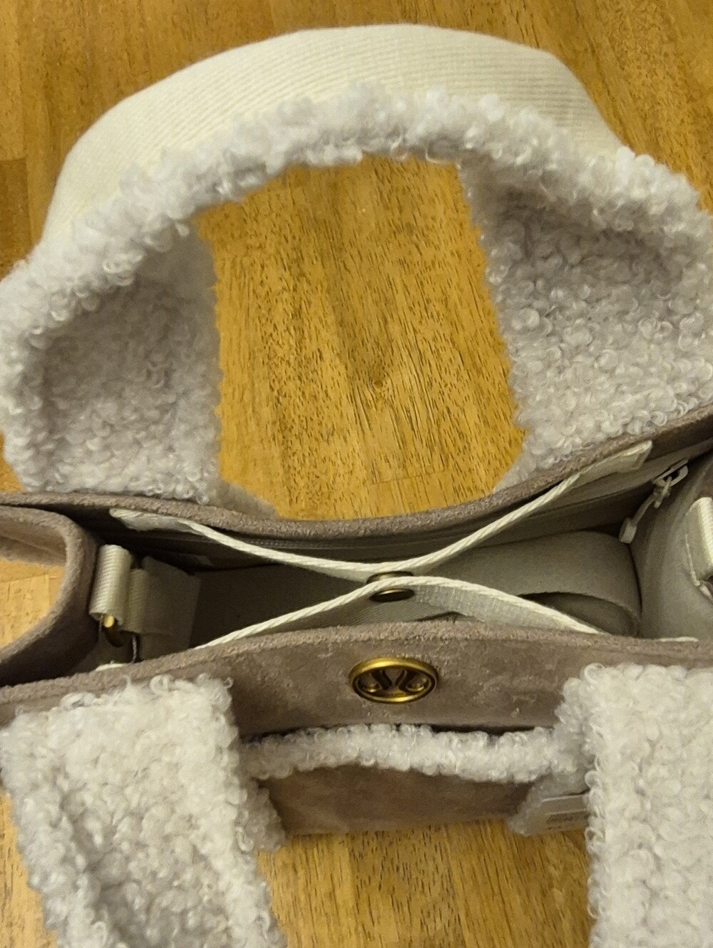 Lululemon Oak Tan Ivory & Gold Hardware Shearling Trim Boxy Tote Bag 4.5L $148 R - Picture 8 of 11